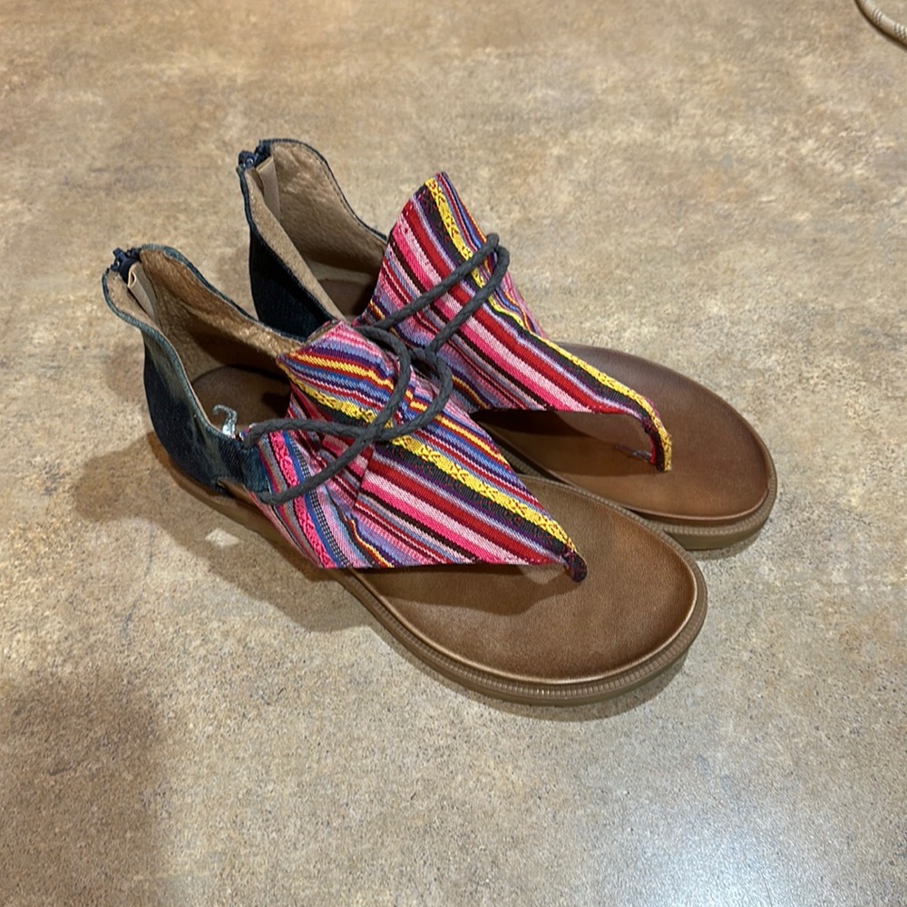 Women’s very G sandals, size 8